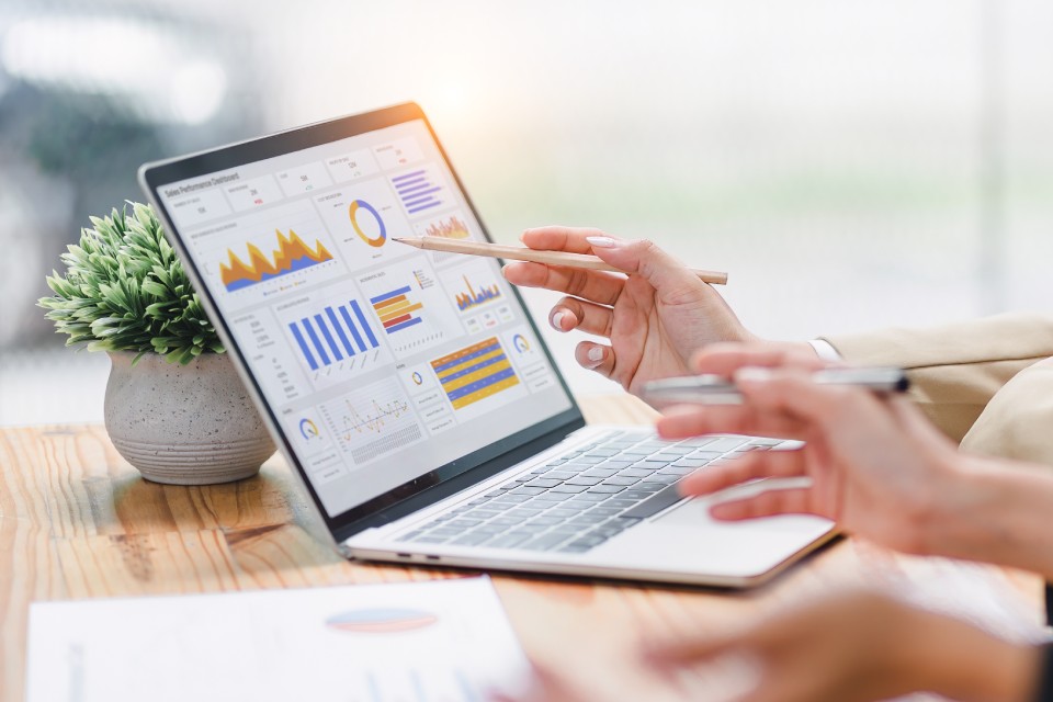 工程師正在分析 AI SEO 數據
